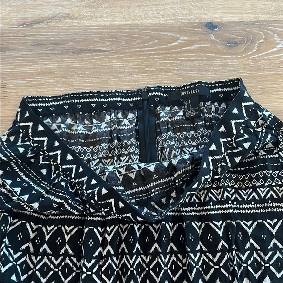 Black and White Patterned Skirt - Picture 4 of 5